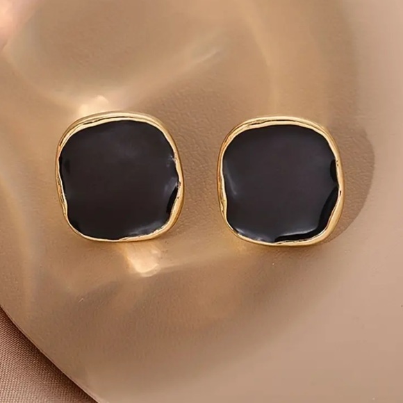 NWT Black Square Stud Earrings - Picture 4 of 8